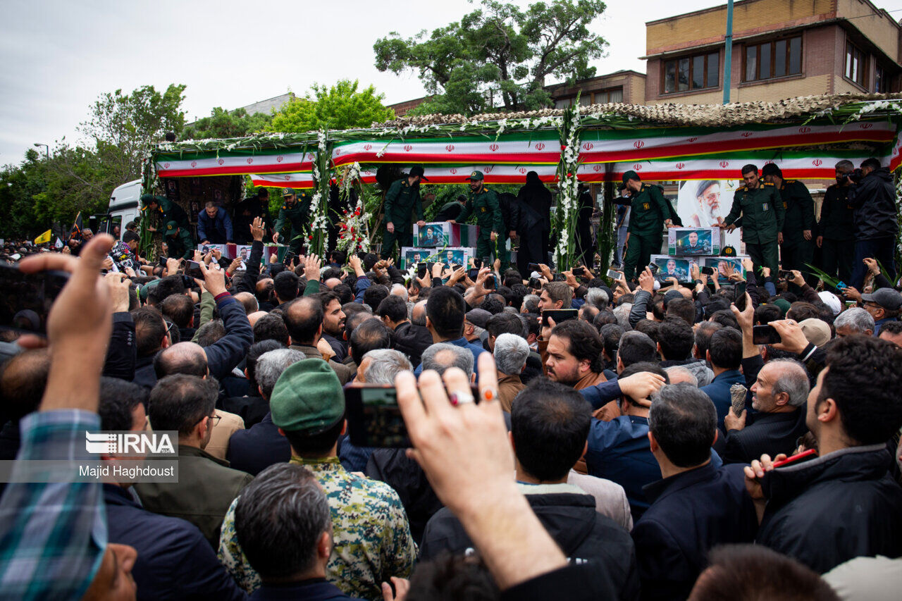 امام جمعه موقت تبریز: عشق به ولایت پیام حماسه تشییع شهدای خدمت است امام جمعه موقت تبریز: عشق به ولایت پیام حماسه تشییع شهدای خدمت است