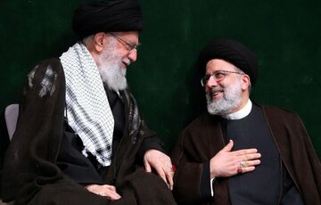 Die Zeremonie zum Gedenken an den Tod des Präsidenten und seiner Gefährten wird vom iranischen Führer abgehalten