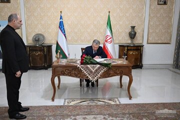 Uzbek officials pay tribute to Pres Raisi