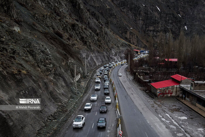 هشدار سقوط سنگ در کندوان/ رانندگان در حاشیه راه‌ توقف نکنند
