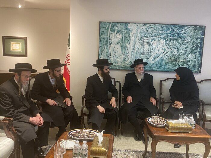 المنظمة اليهودية المناهضة للصهيونية تحضر مقر البعثة الايرانية للتعزية باستشهاد رئیس الجمهوریة