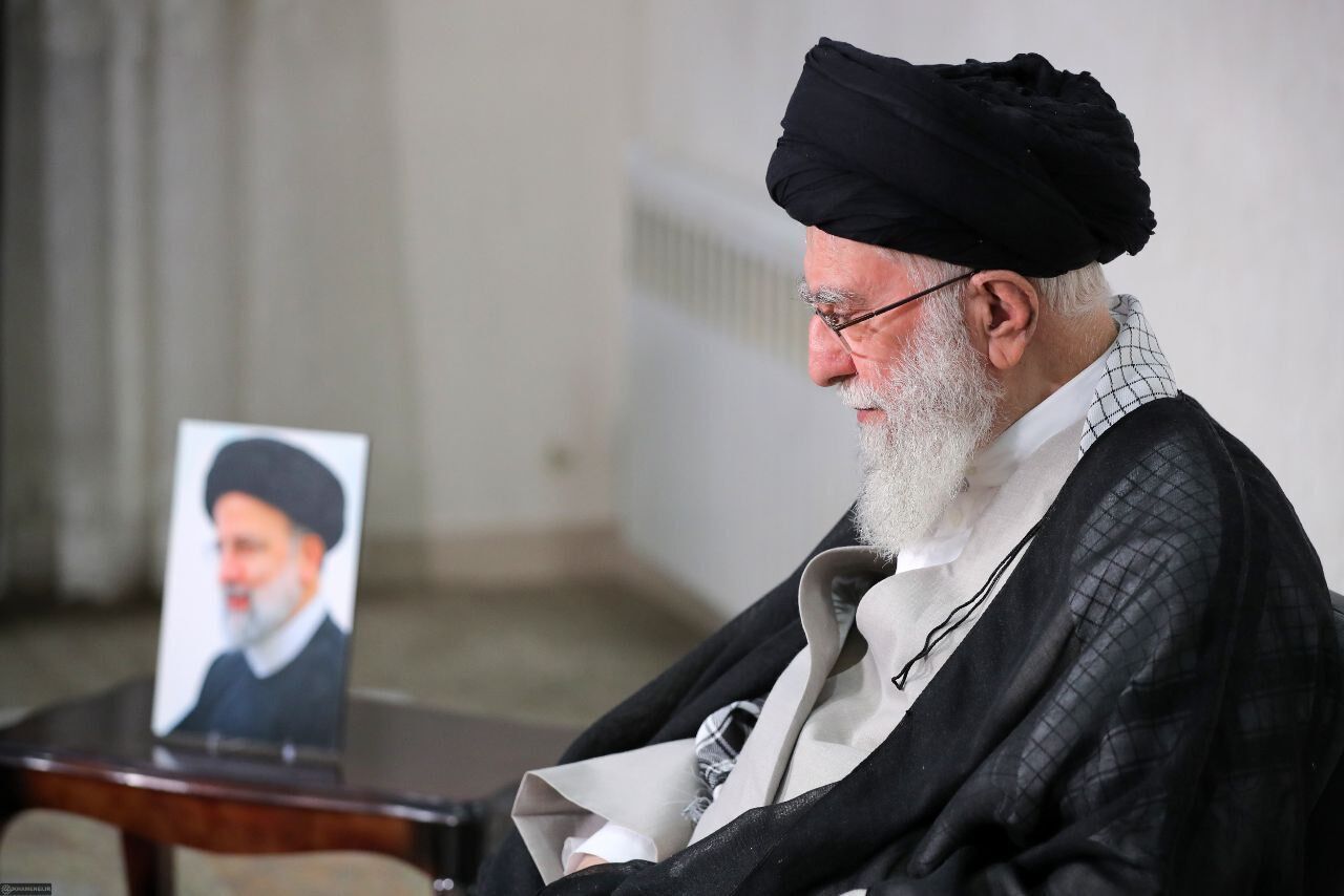 Ayatolá Jameneí conmemora al mártir Raisi y su comitiva