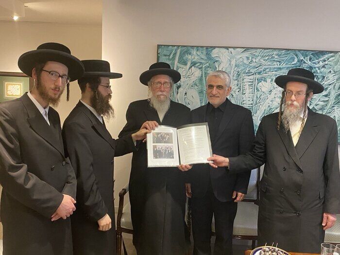 纽约反犹太复国主义犹太社区成员悼念伊朗已故总统和外长