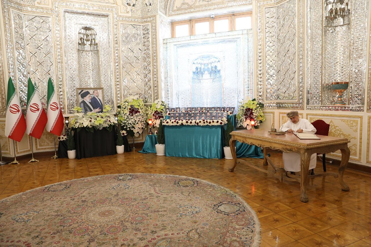 ادای احترام سفرا و روسای نمایندگیهای خارجی مقیم ایران به شهدای خدمت