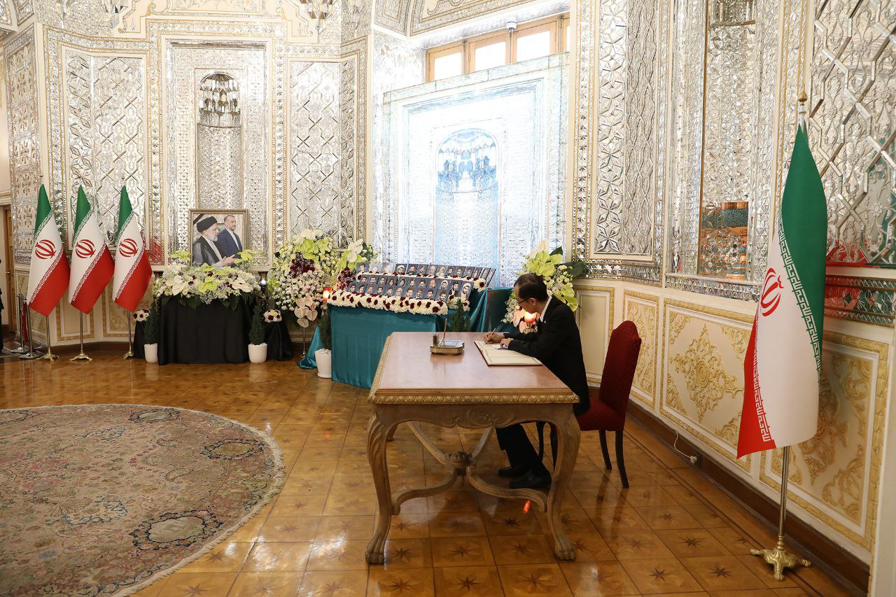 ادای احترام سفرا و روسای نمایندگیهای خارجی مقیم ایران به شهدای خدمت