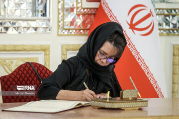 Firman libro en memoria de 'los mártires de servicio al pueblo' en el Ministerio de Asuntos Exteriores de Irán