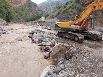 خرابی پل بر اثر طغیان رودخانه ارتباط ۱۲ روستای مرزن‌آباد چالوس را قطع کرد