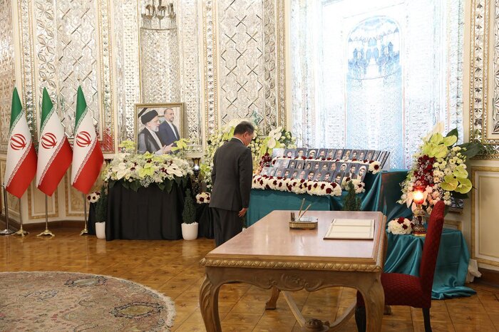 Foreign envoys to Iran pay tribute to late president, entourage