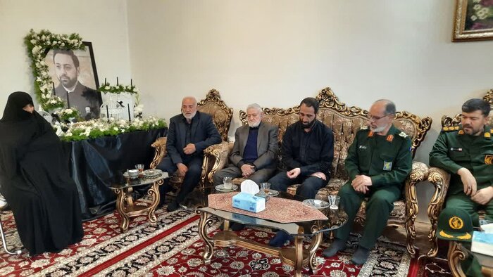 اهدای لوح سپاس فرمانده کل سپاه به خانواده شهید خدمت «مالک رحمتی»
