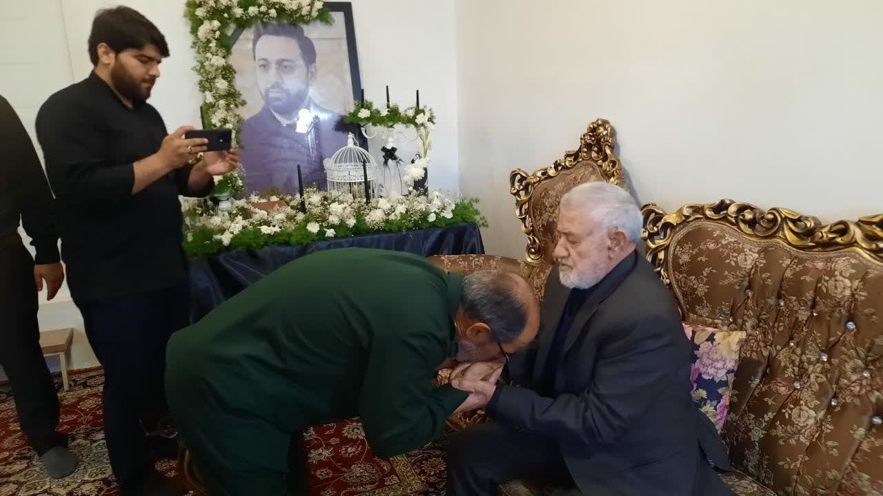 اهدای لوح سپاس فرمانده کل سپاه به خانواده شهید خدمت «مالک رحمتی» اهدای لوح سپاس فرمانده کل سپاه به خانواده شهید خدمت «مالک رحمتی»