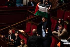 Assemblée nationale : un député LFI brandit un drapeau palestinien