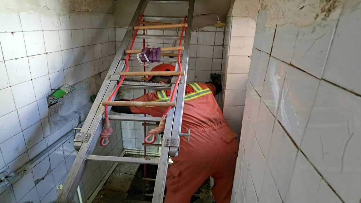 نجات معجزه‌آسای مردی ۳۴ ساله از درون چاه حمام+ فیلم