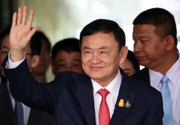 نخست وزیر سابق تایلند با اتهام توهین به سلطنت محاکمه می‌شود