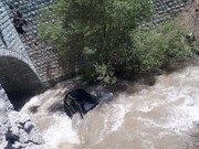 نجات ۲ سرنشین خودرو پرادو در رودخانه کرج