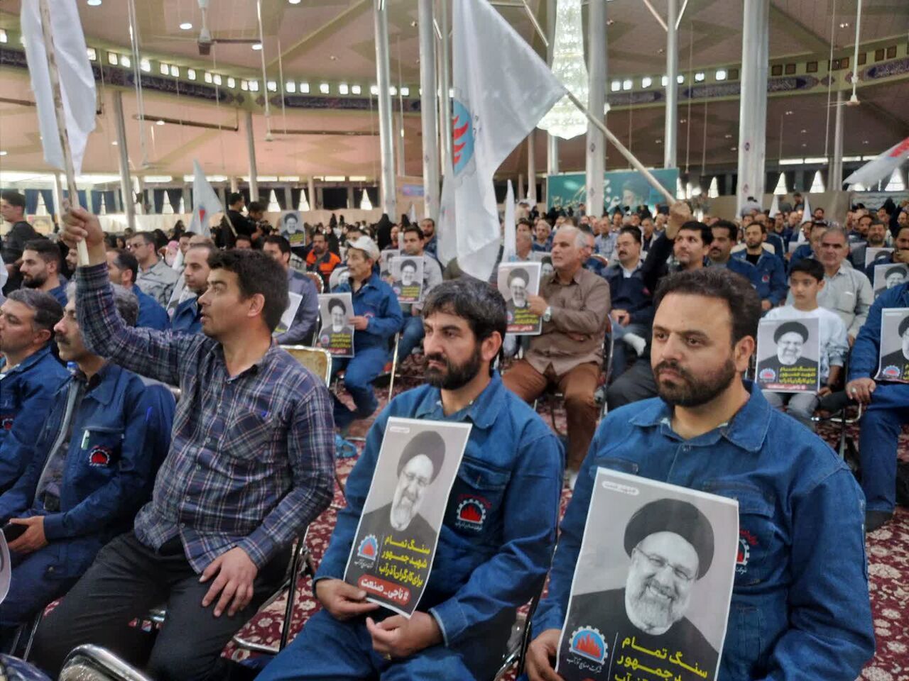 فیلم | حضور پرشور کارگران آذرآب در آیین بزرگداشت شهدای خدمت - ایرنا