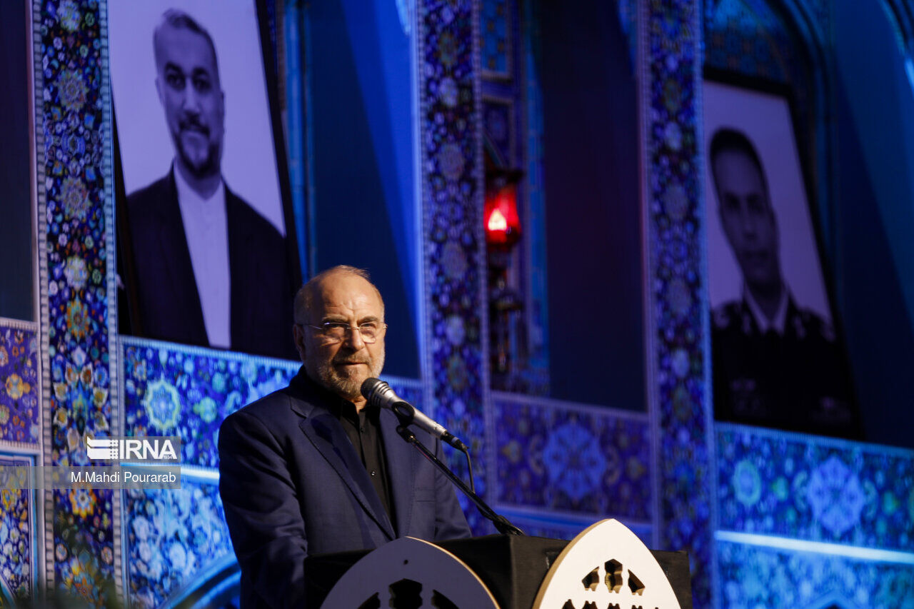 قاليباف: الشهيد رئيسي اثبت في اعلى مستويات المسؤولية بان لا عائق بين الشعب والمسؤول الثوري قاليباف: الشهيد رئيسي اثبت في اعلى مستويات المسؤولية بان لا عائق بين الشعب والمسؤول الثوري