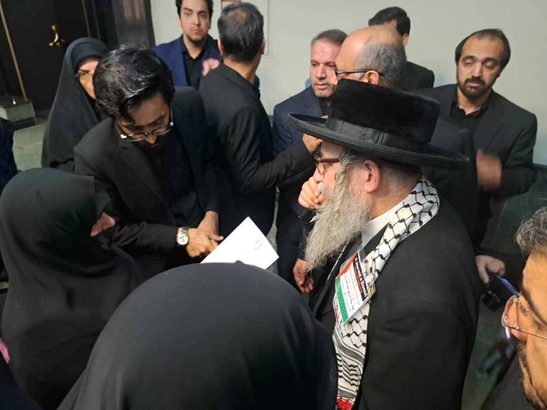 حرم الرئيس الشهيد : انقلوا للعالم الإسلام الحقيقي حرم الرئيس الشهيد : انقلوا للعالم الإسلام الحقيقي