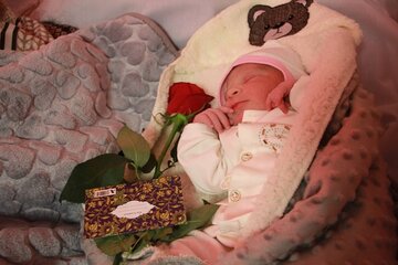 نخستین نوزاد در بیمارستان راشد شهرستان زاوه متولد شد