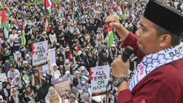 تجمع اندونزیایی ها علیه رژیم اسرائیل در برابر سفارت آمریکا در جاکارتا + فیلم