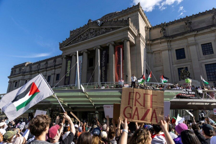 محتجون مؤيدون للفلسطينيين يحتلون أجزاء من متحف بروكلين في نيويورك