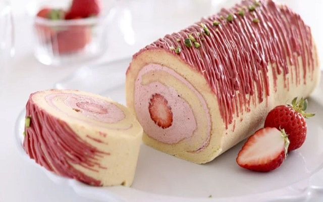 طرز تهیه رولت توت فرنگی خامهای به روش قنادی