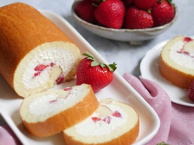 طرز تهیه رولت توت فرنگی خامهای به روش قنادی