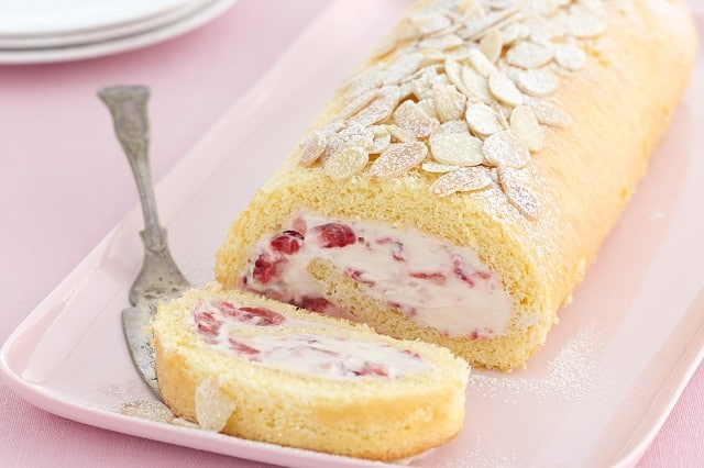 طرز تهیه رولت توت فرنگی خامهای به روش قنادی