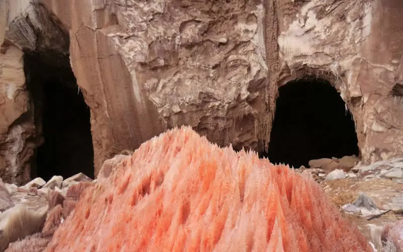غار نمکی گرمسار، جاذبه‌ای نفس گیر برای عاشقان طبیعت