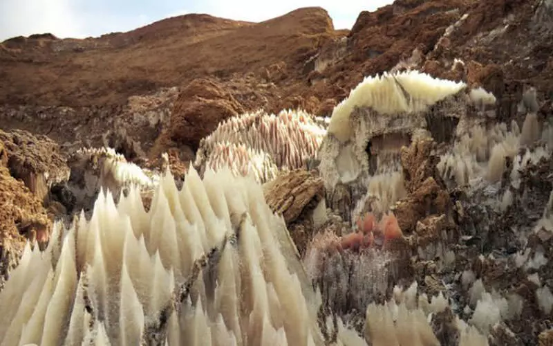 غار نمکی گرمسار، جاذبه‌ای نفس گیر برای عاشقان طبیعت