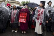 امریکی یونیورسٹیز کا فلسطین کے لیے احتجاج کرنے والے طلباء کو ڈگری دینے سے انکار، طلبہ کا واک آوٹ