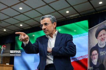 احمدی‌نژاد: نگران آینده مردم هستم