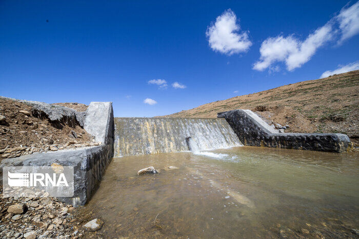فیلم|  سرریز شدن آب از سازه های آبخیزداری همدان