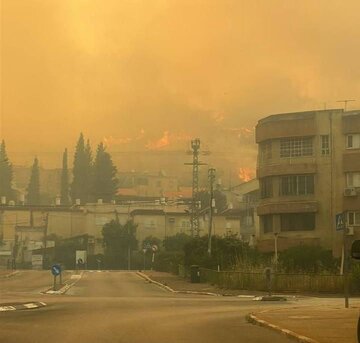 آتش سوزی گسترده در شمال سرزمین‌های اشغالی بر اثر حمله موشکی حزب الله + فیلم