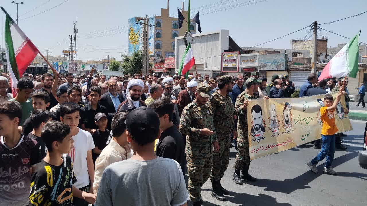 راهپیمایی ۱۵ خرداد در ورامین پیشوا و قرچک به یاد شهدای خدمت برگزار شد