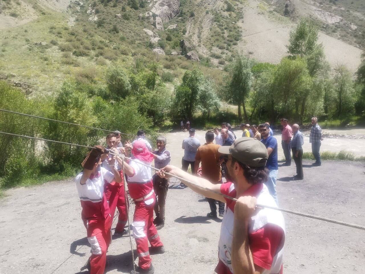 نجات ۶ گردشگر گرفتار در حاشیه رودخانه کرج