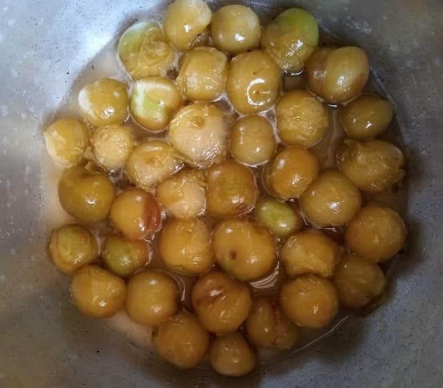 ۴ روش تهیه لواشک گوجه سبز خوشمزه با آفتاب، فر و پنکه