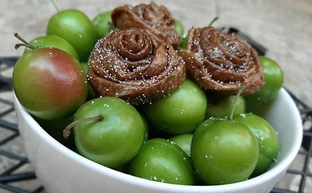 ۴ روش تهیه لواشک گوجه سبز خوشمزه با آفتاب، فر و پنکه