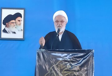 امام جمعه موقت سمنان: اتحاد دولت و ملت مشکلات جامعه را رفع می‌کند