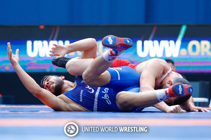 جنگ آبی و قرمز در خانه گوش شکستهها