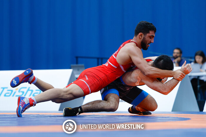 جنگ آبی و قرمز در خانه گوش شکستهها