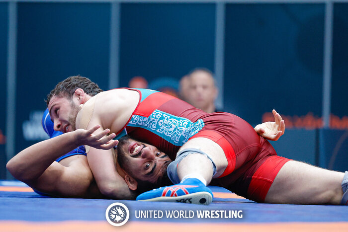 جنگ آبی و قرمز در خانه گوش شکستهها