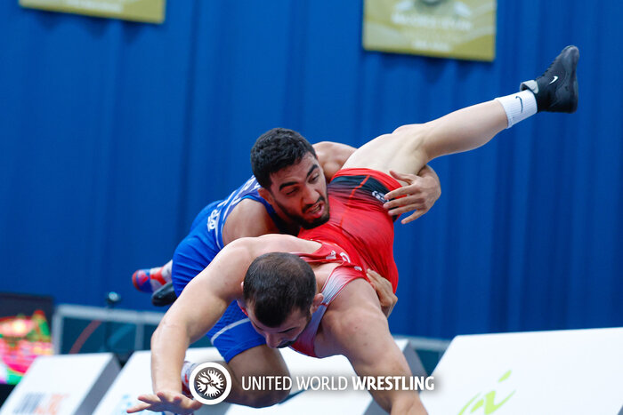 جنگ آبی و قرمز در خانه گوش شکستهها