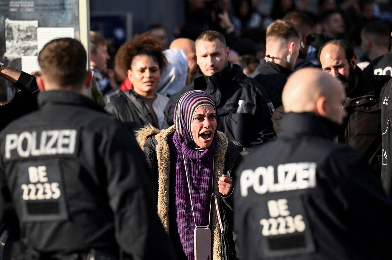 German chancellor booed during MEP election campaign