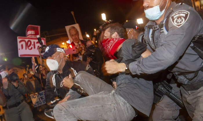 La policía del régimen sionista reprime a los manifestantes anti-Netanyahu en Tel Aviv