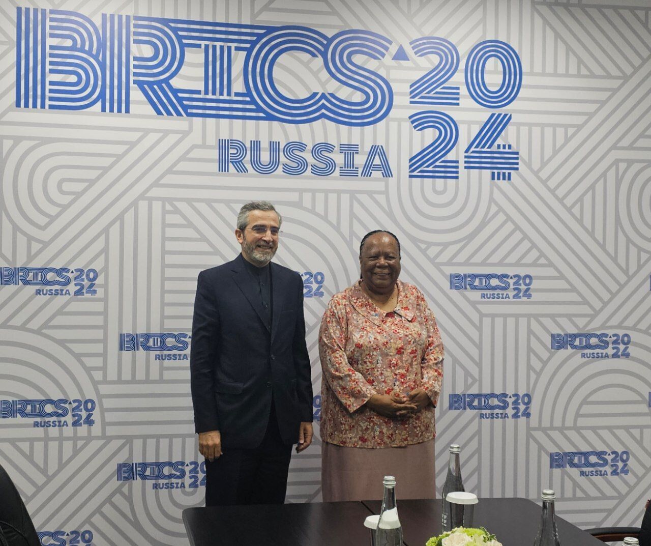 Baqeri Kani se reúne con la ministra de Relaciones Internacionales y Cooperación de Sudáfrica en Rusia