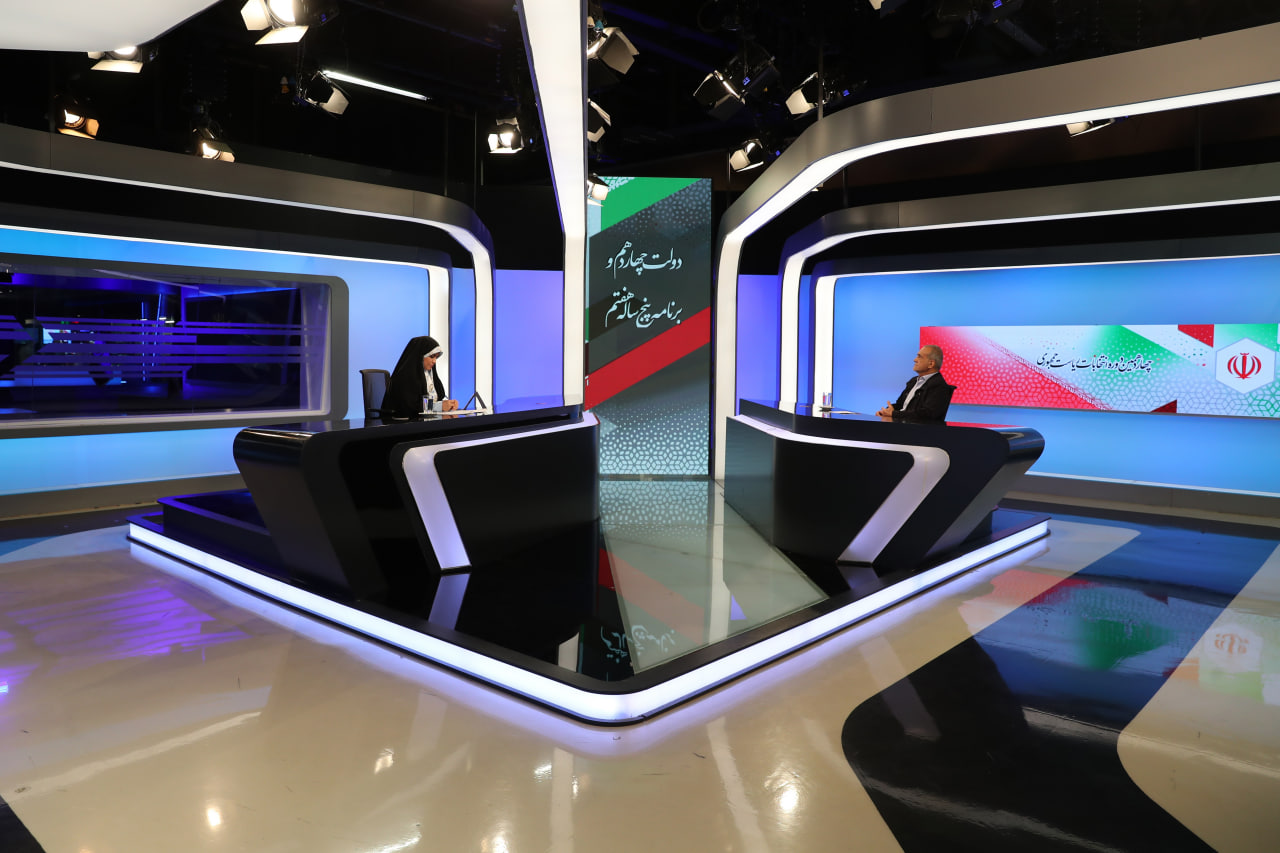 یک صندلی حذف شد؛ مخاطب در انتظار مناظره