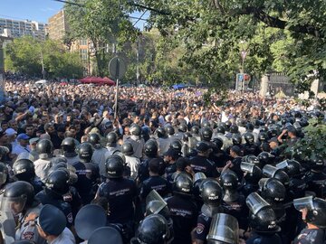 ​​​​​​​درگیری پلیس و معترضان در مقابل مجلس ارمنستان
