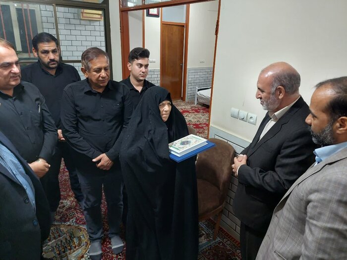 فرمانده مرکز بسیج بنیاد شهید کشور با خانواده شهدا در اهواز دیدار کرد