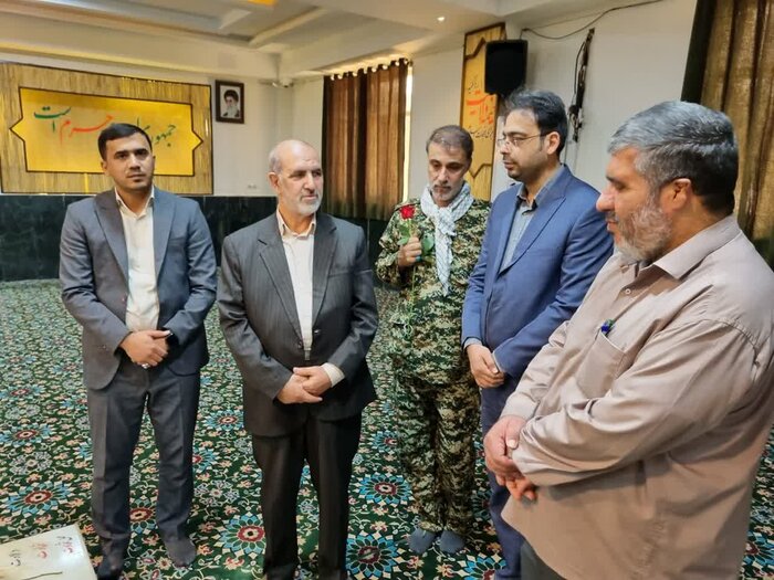 فرمانده مرکز بسیج بنیاد شهید کشور با خانواده شهدا در اهواز دیدار کرد
