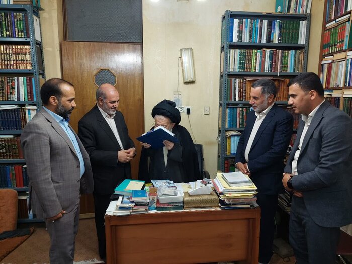 فرمانده مرکز بسیج بنیاد شهید کشور با خانواده شهدا در اهواز دیدار کرد